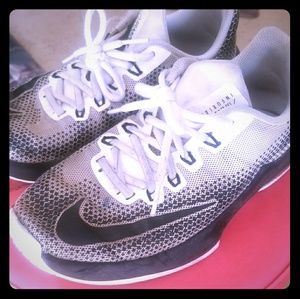 Boys size 5 nike midtop shoe